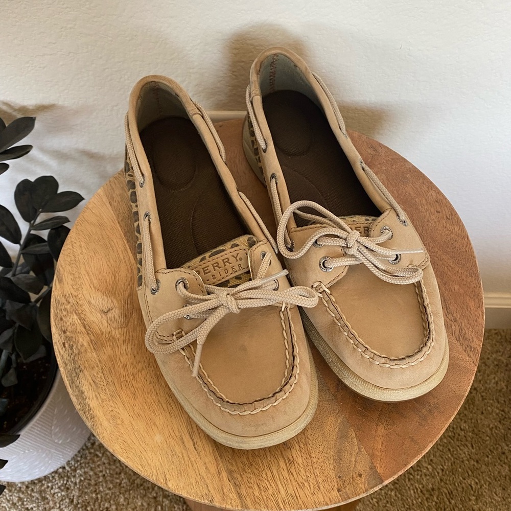 Sperry’s cheetah print boat shoes / loafers